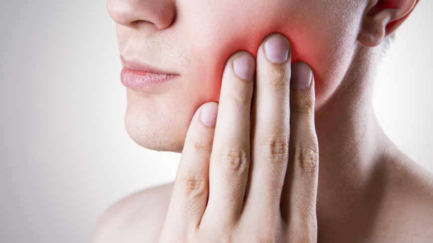  Huvudvärk och ömhet i käkar eller tänder är vanliga symtom vid tandgnissling och tandpressning. Foto: Shutterstock